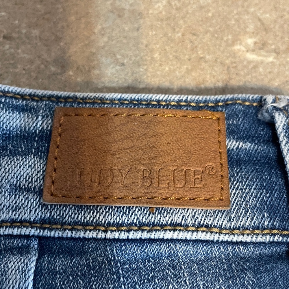 Judy Blue Size 29 Frayed Hem Jean Shorts - Picture 6 of 10